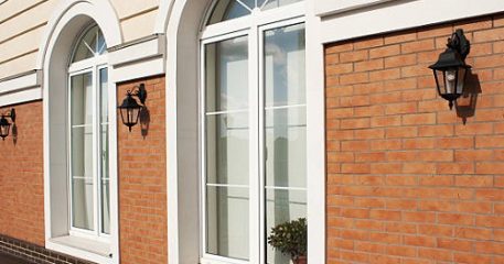 Як оформити арочне вікно