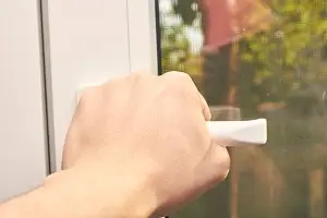 Як регулювати металопластикові двері 4 Gazda