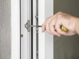 Як регулювати металопластикові двері